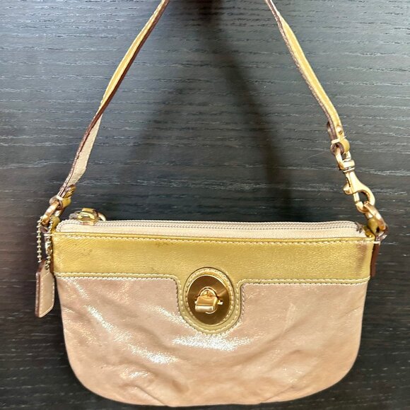 Coach Peyton Metallic wristlet, leather with hang tag - Picture 1 of 4